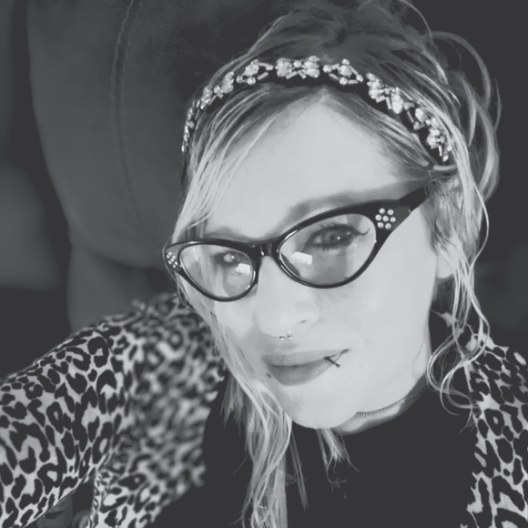 Meet your Posher, Jessica - Picture 1 of 2